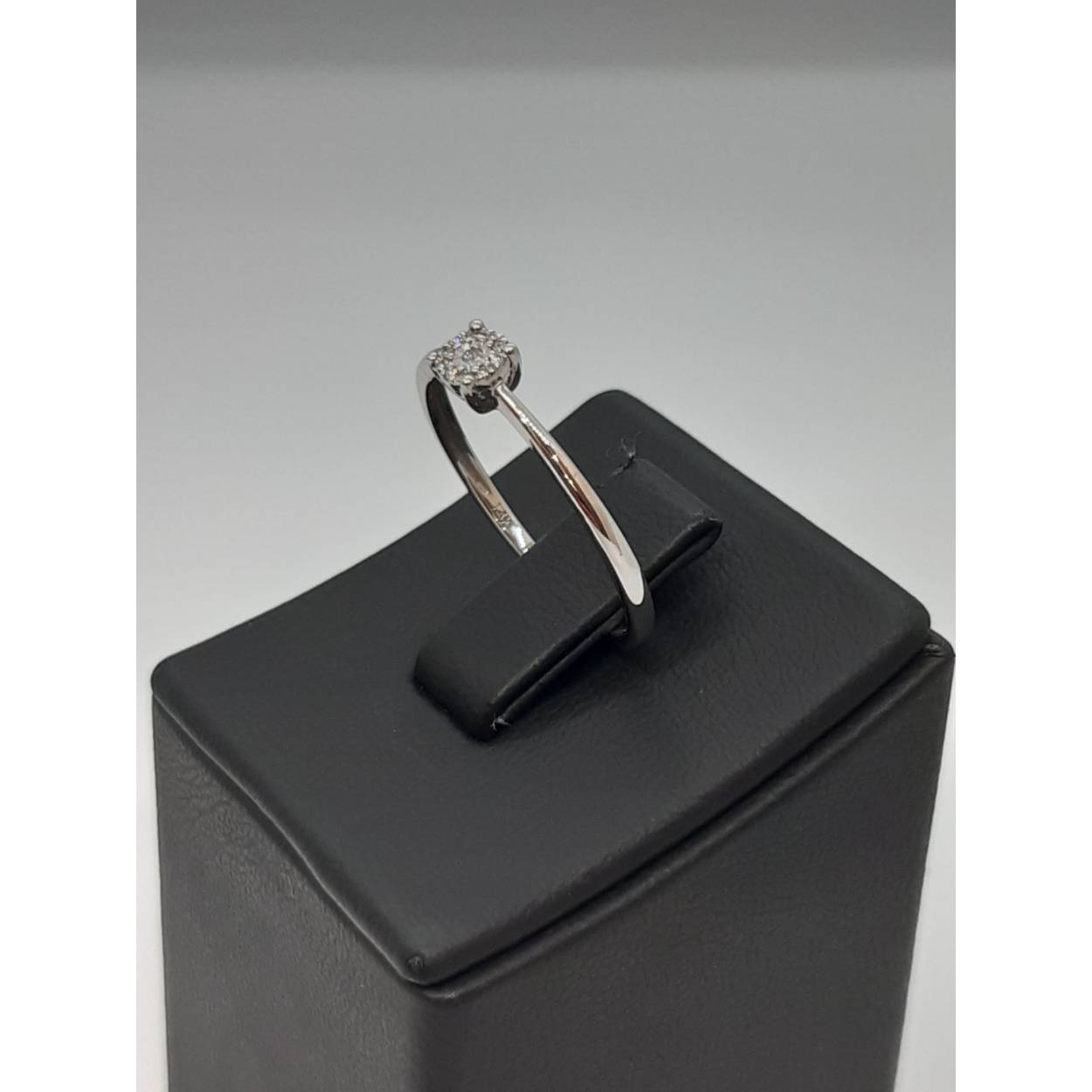 De verlovingsring modelnummer BREA-000213 is een schitterende keuze. Gemaakt van 14-karaat witgoud, straalt deze ring elegantie uit met een SI1 zuiverheid en H-kleur Wesselton diamant. Perfect voor een verloving. Draag deze ring dagelijks om je speciale belofte te symboliseren. Zorg ervoor dat hij goed past op maat 54 voor optimaal comfort.