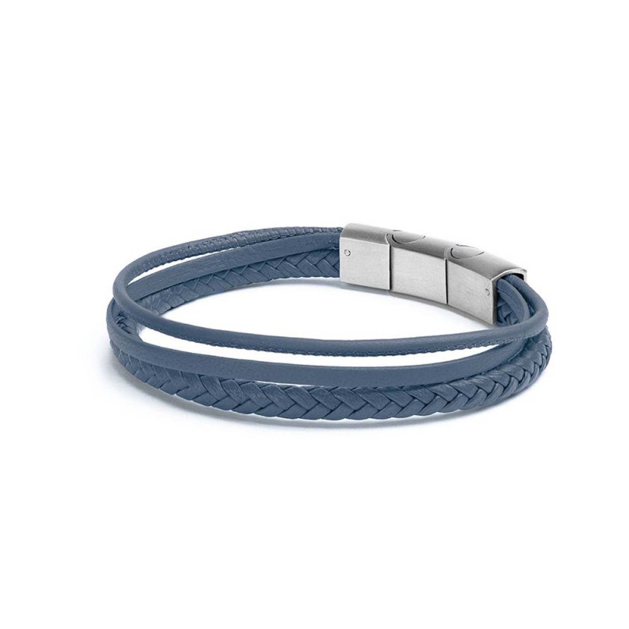 De Arte light blue armband is volledig gemaakt van hoogwaardig Italiaans nappaleer en gepolijste zilveren roestvrijstalen elementen. Het Italiaanse leer is ongelooflijk soepel en zacht op je huid. Hij is afgewerkt met een roestvrijstalen sluiting en is verkrijgbaar in de maten XXS t/m XXL