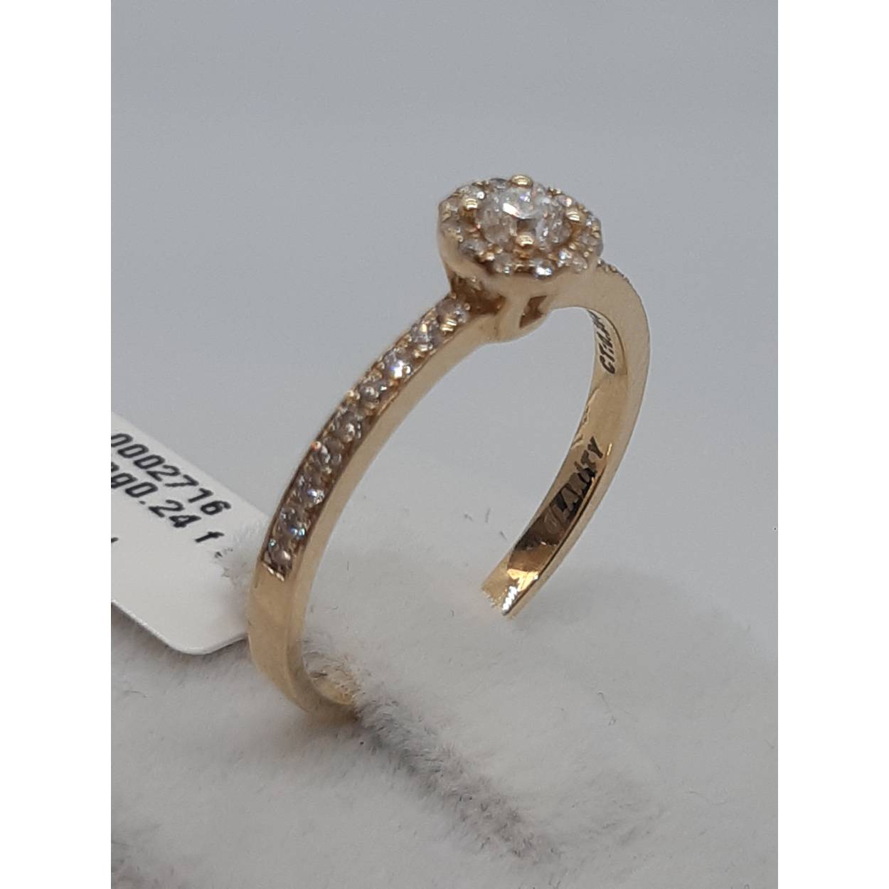 De Diamanten Verlovingsring met modelnummer BREA-0002716 is een verfijnde gouden ring van 14 karaat met een glanzende afwerking. De ring bevat 31 schitterende diamanten met een totale gewicht van 0,46 karaat, geslepen in ronde vorm en met SI1 zuiverheid en F kleur. Draag deze prachtige ring als symbool van liefde en elegantie. Ideaal voor verloving en speciale gelegenheden. Ringmaat: 54.