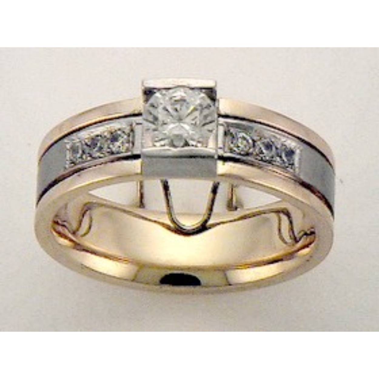 585 bicolor trouwringen geel/witgoud, 6 mm breed, glanzend. De damesring is gezet met totaal 0.42ct briljant 7 steens
Prijs is op aanvraag