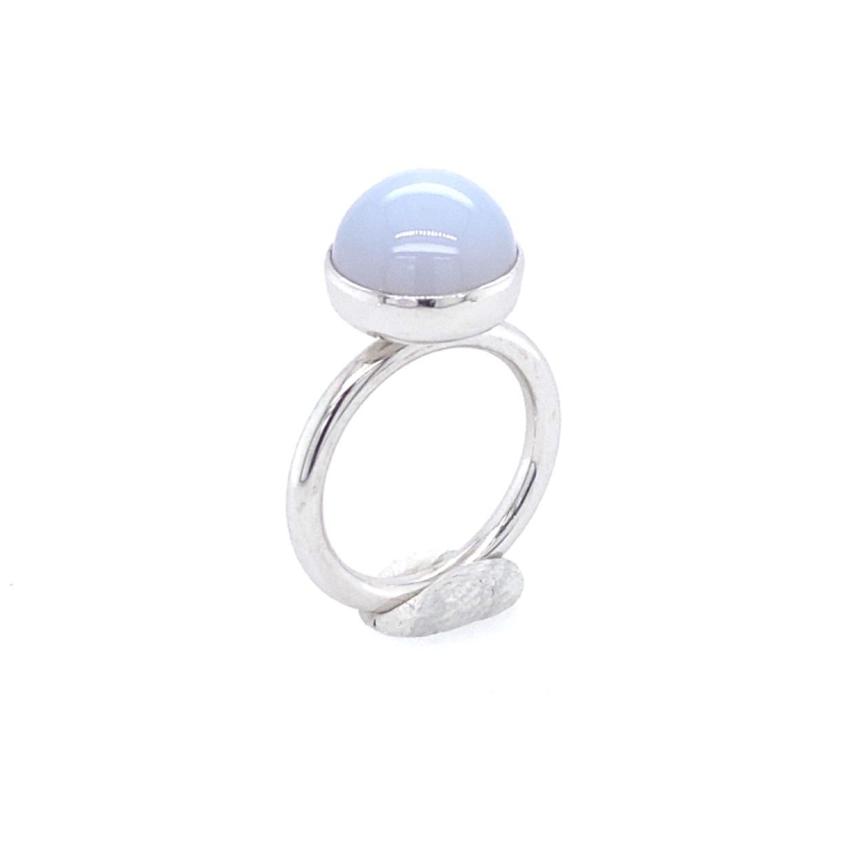 handgemaakte witgouden ring met calsedoon aan te schuiven bij meerdere ringen.