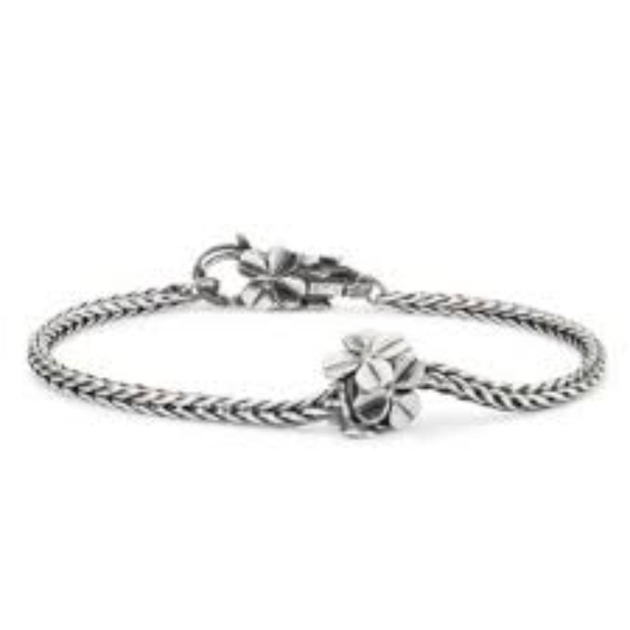 De TSA1620 is een elegante zilveren armband, perfect voor elke gelegenheid. Gemaakt van hoogwaardig zilver, biedt dit sieraad een tijdloze uitstraling. Draag het solo voor een verfijnde look of combineer met andere armbanden voor een trendy en gelaagd effect. Ideaal voor dagelijks gebruik of een stijlvol avondje uit. Voeg wat schittering toe aan je collectie!