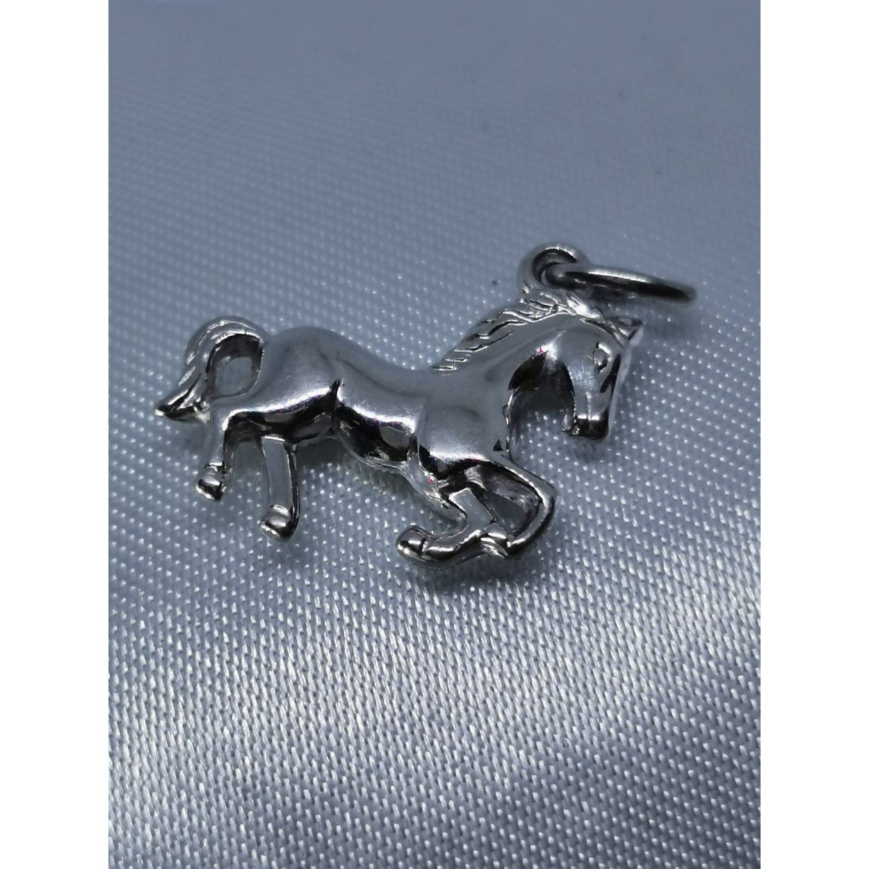 18 Karaat wit gouden hanger paard. Combineer deze leuke hanger met een collier uit onze brede collectie! 