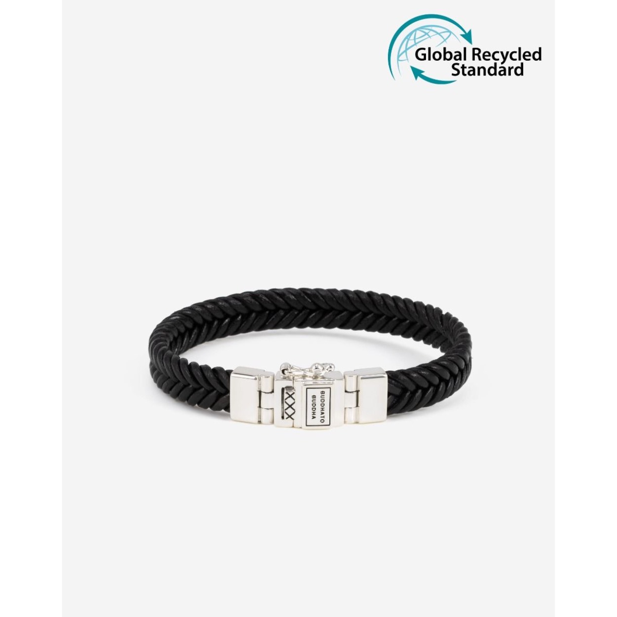 
De armband Barbara Leer Zwart combineert puur vakmanschap met duurzame keuzes. Vervaardigd van gerecycled 925 sterling zilver en GRS-gecertificeerd gerecycled leer, biedt dit milieuvriendelijke sieraad een perfecte balans tussen stijl en duurzaamheid. De handgeweven armband is geïnspireerd op het iconische Barbara-weefpatroon. Met het Global Recycled Standard (GRS)-certificaat is deze armband gemaakt van ethisch verantwoord leer, met zorg voor milieu en sociale normen. Handgemaakt in Zuidoost-Azië, staat het sieraad voor onze toewijding aan kwaliteit en een groenere toekomst.