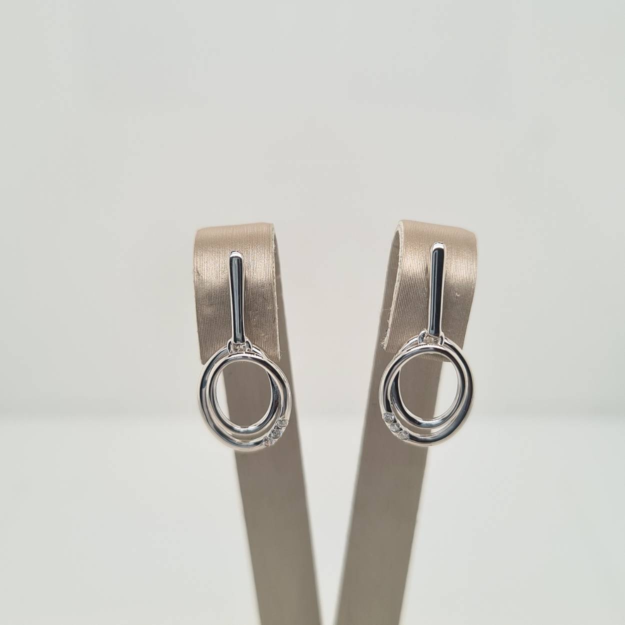 14k Witgouden oorhangers uitgevoerd met een schitterende diamant rij. De oorhangers hebben een totale hoogte van 2cm en een breedte van 9mm. Tevens leverbaar bijpassende hanger en ring.