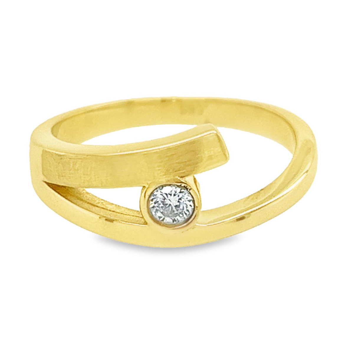Deze geel gouden ring heeft een erg sierlijk ontwerp. De ring is vol massief gemaakt en hierdoor een ongelofelijk sterke ring. De steen is een briljant geslepen zirkonia gezet in een ronde zetkast. De bovenzijde van de ring is gedeeltelijk gematteerd.