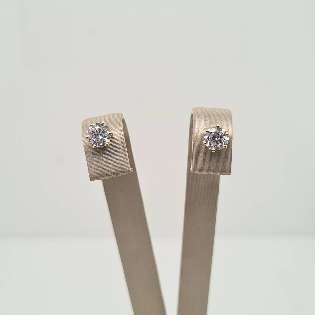 Deze geelgouden oorknoppen hebben een zirkonia van 4,5mm.