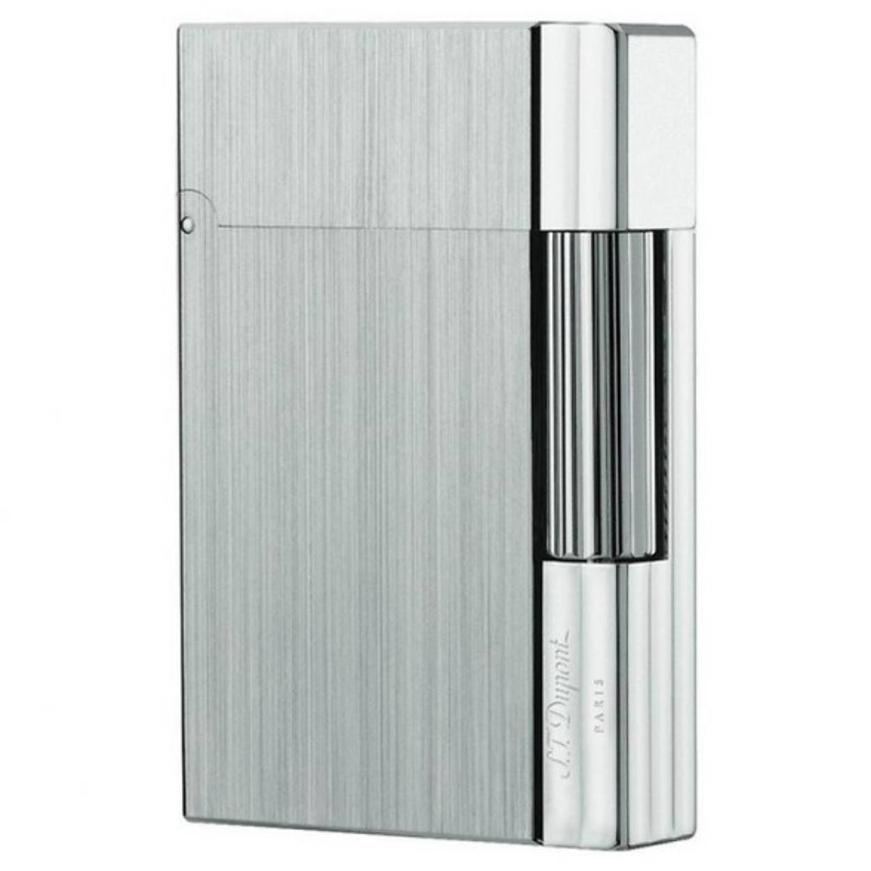 De S.T. Dupont Gatsby Palladium aansteker heeft een klassiek ontwerp met hoogwaardige materialen zoals palladium. De aansteker is voorzien van een iconische "ping" geluid wanneer hij wordt geopend. Draag deze aansteker met trots als een luxe accessoire voor elke gelegenheid. Perfect te combineren met een stijlvolle outfit voor een verfijnde uitstraling. Maak een statement met deze elegante aansteker van S.T. Dupont.