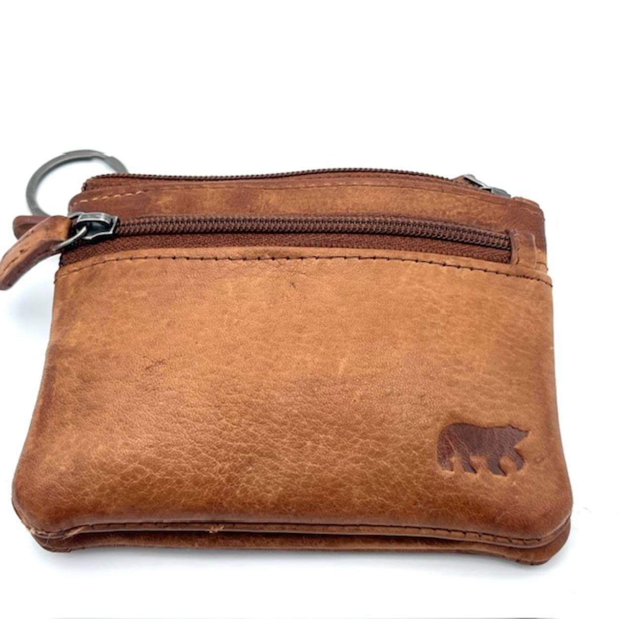 Ideaal mapje om pasjes, geld of sleutel in op te bergen.
Afmetingen:
Hoogte 9cm x breed 12cm x diep 2cm