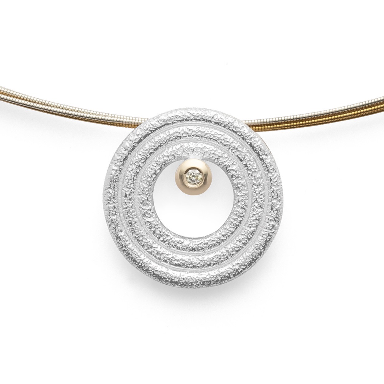 43000

Bastian hanger met 0.015crt W-SI diamant in geelgouden zetkast.

Hanger is exclusief collier