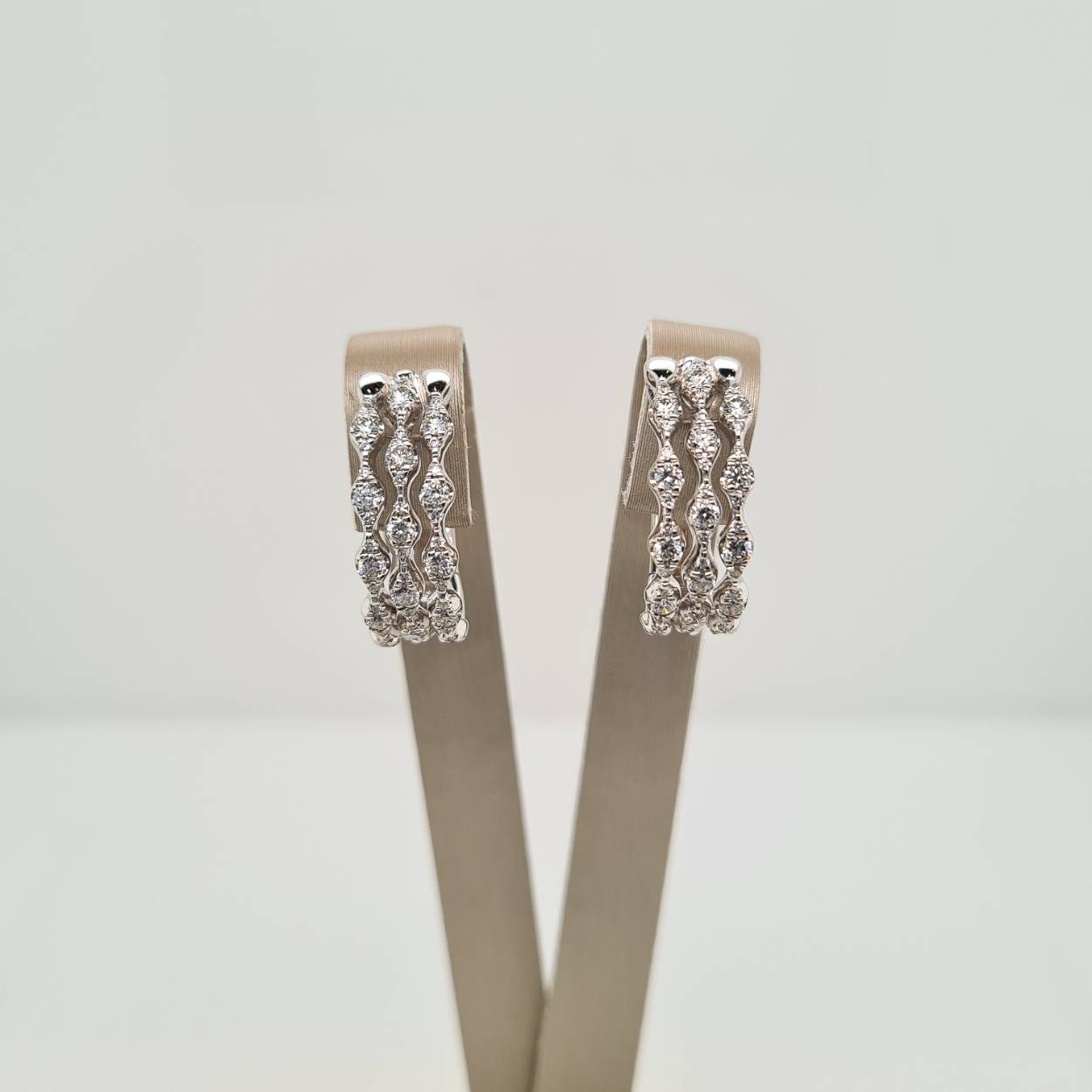 Prachtige 14 karaat witgouden oorsieraden met diamant, 0.74crt.