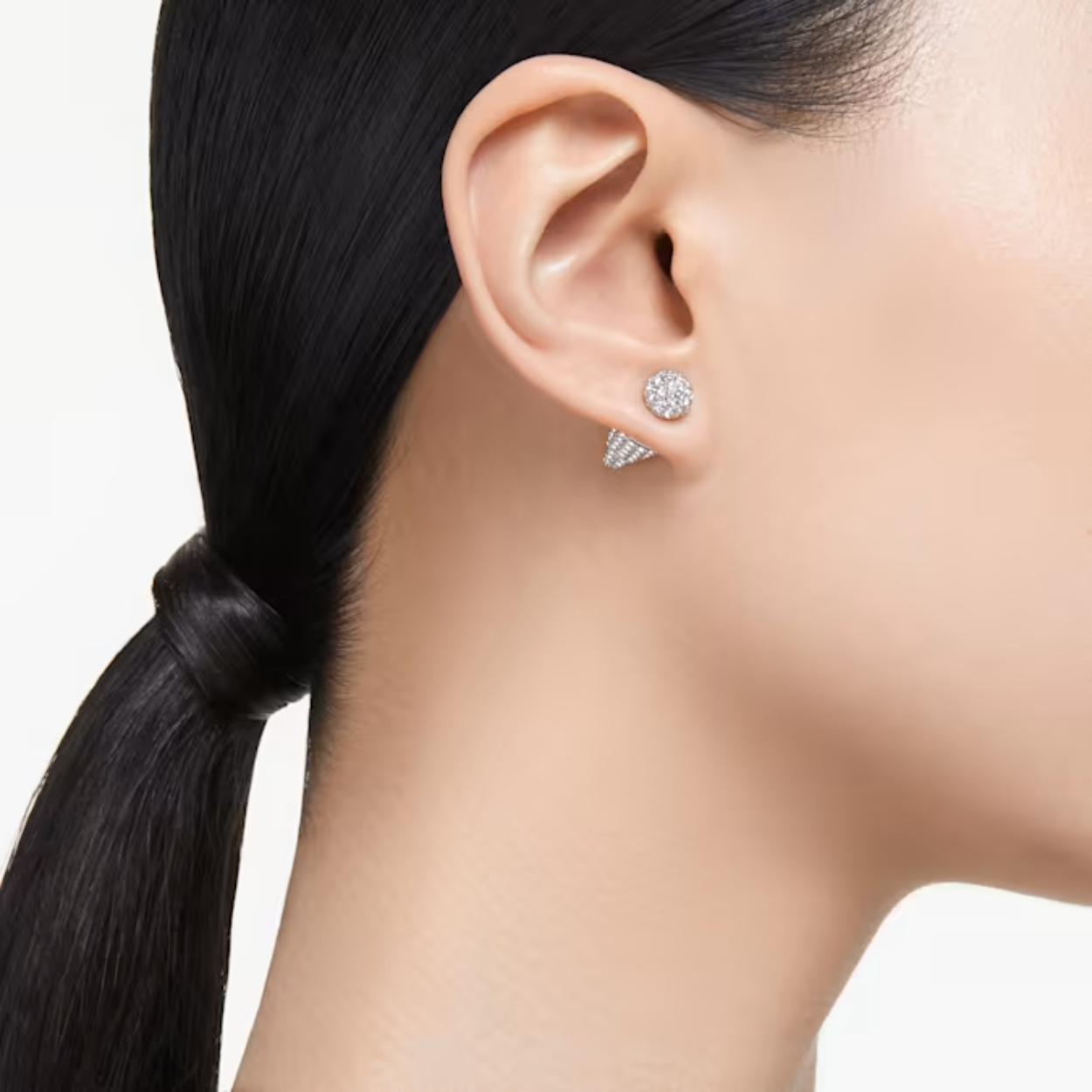 De ongewone look van deze Luna-oorbellen is zo ontworpen om uw stijl een extra accent te geven. Het ontwerp met de rhodium toplaag heeft een veelzijdige spike en een bal, die op twee manieren gedragen kunnen worden. Elk sieraad is beeldschoon gedecoreerd met een volledig pavé van weergaloze heldere kristallen