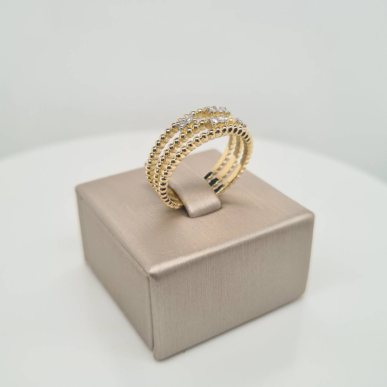 Prachtige 14krt gouden ring met diamant, 0,070crt H SI1. De maat van de ring is 54. 