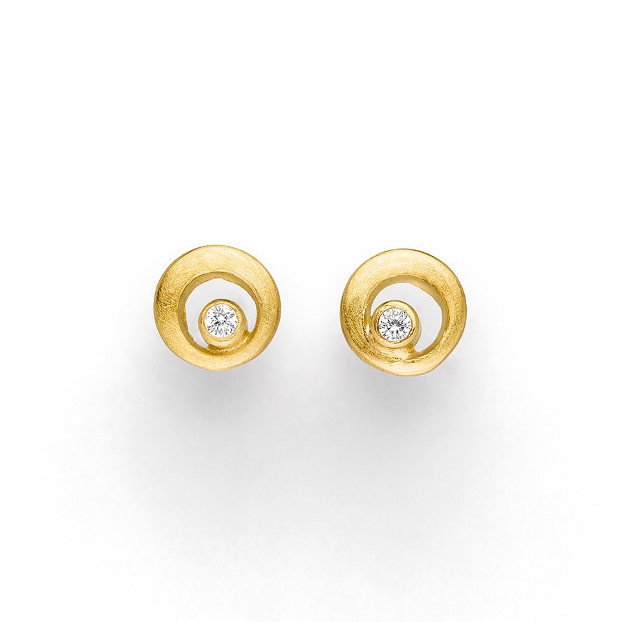De handgemaakte design sieraden van MANU SCHMUCK zijn stuk voor stuk iconen waarmee de drager zijn persoon onderstreept. Een bijzondere edelmetalen en contrastrijke combinaties kenmerken MANU.