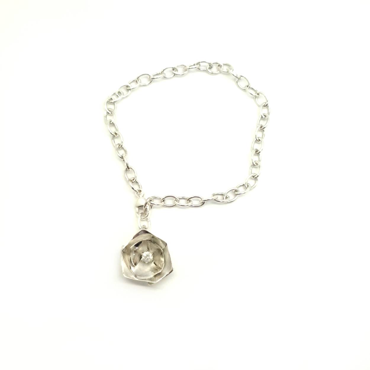 Voor de grote romantici onder ons is deze zilveren rozen set de perfecte match. De roos is toch wel echt het ultieme symbool voor de liefde en geeft iedereen een warm gevoel. Deze bedel bestaat uit twee lagen zilver en een fonkelende zirkonia. Met deze bedel kan jij het hele jaar genieten van deze prachtige bloem.

Wist je dat wij sieraden zoals deze bedel helemaal kunnen personaliseren? Zo is het mogelijk een andere kleur steen in de hanger te verwerken. Ook kunnen we deze hele bedel in het goud of witgoud maken. Alles is mogelijk!

Deze bedel wordt los verkocht of wil je er een bijpassende armband van zilver bij bestellen?
Maak een afspraak en kom deze sierlijke bedel bekijken! Of bestel haar gelijk, dan sturen we deze mooi verpakt naar je toe.