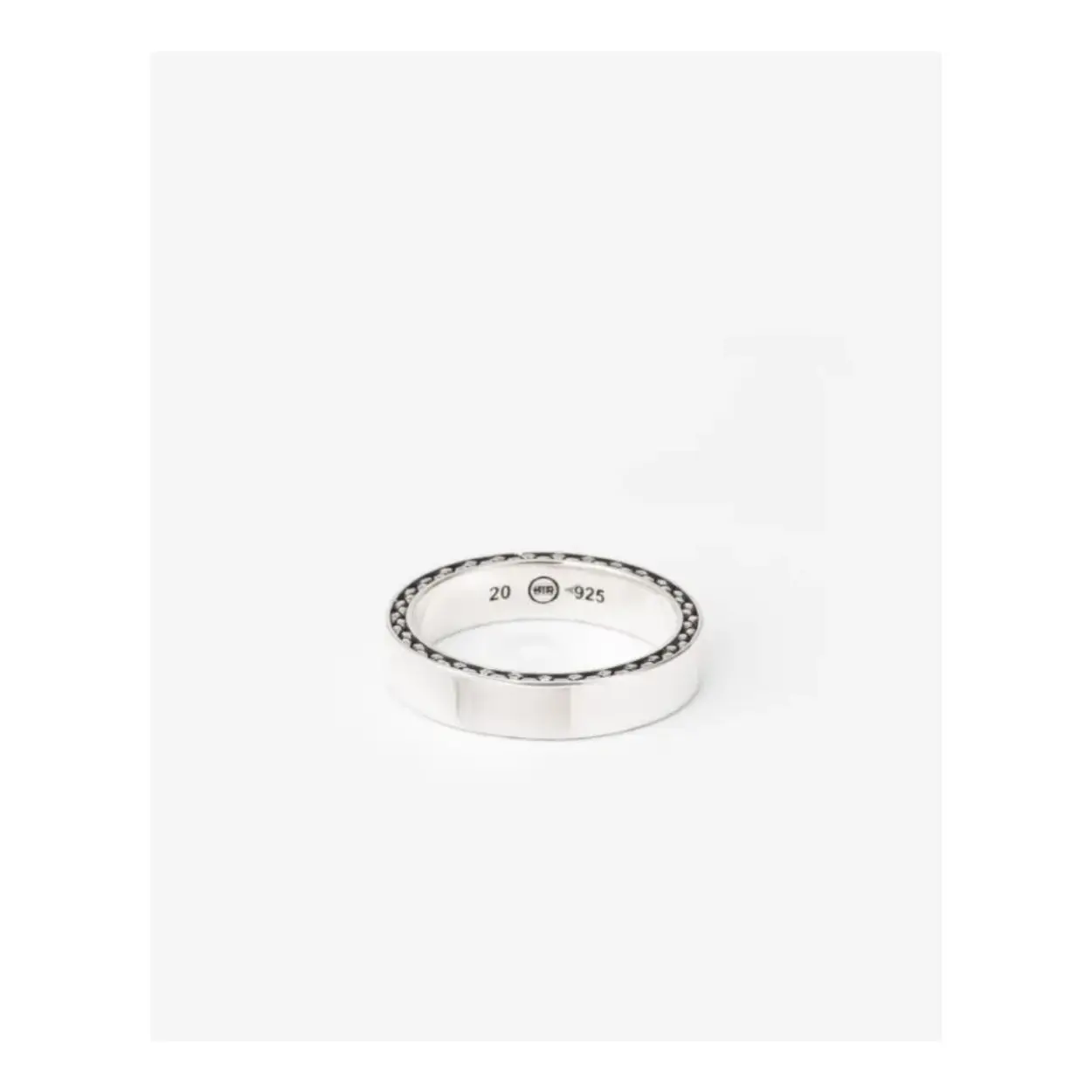 De George Small Gladde Ring in gerecycled zilver kenmerkt zich door een subtiele George structuur aan de zijkant. Deze ring biedt de mogelijkheid tot graveren, zodat je jouw eigen persoonlijke verhaal kunt vertellen met dit sieraad. Deze ring is groter dan de George Mini Smooth Ring, maar kleiner dan de George Smooth ring. Ideaal te combineren met andere George sieraden uit de collectie. Geschikt voor iedereen en passend bij elke stijl. Ontworpen in Amsterdam en op duurzame wijze geproduceerd in Zuidoost-Azië. Welke mijlpaal vier jij met dit unieke sieraad?

Maat	20
Collectie	George
Lengte mm	24
Materiaal	Gerecycled 925 sterling zilver
Breedte mm	5
Geslacht	Unisex