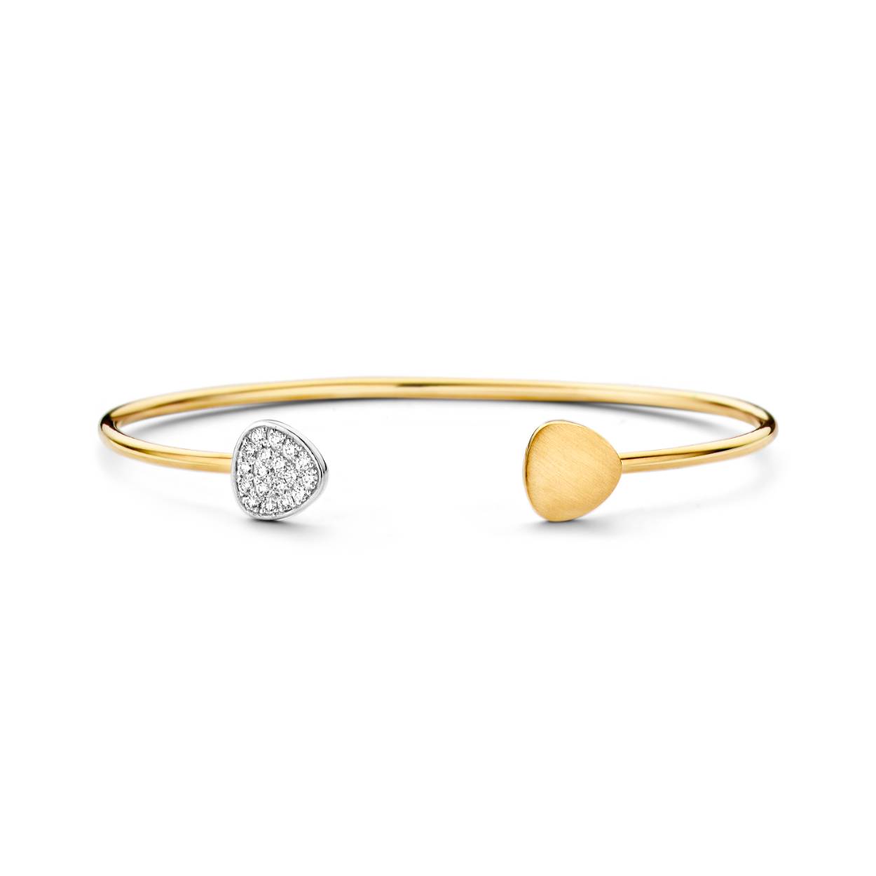 18 kt gouden armband met diamant: 0,27 ct
Open model, bangle
Bijpassende ring en oorbellen ook verkrijgbaar
De prijs kan variëren naargelang de goudprijs