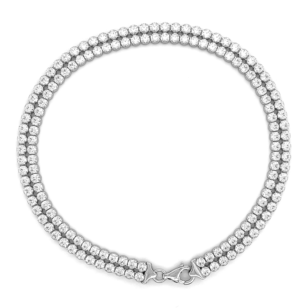 Deze 925 zilveren tennisarmband bestaat uit twee rijen van briljant geslepen zirkonia stenen. De zirkonia stenen schitteren mooi wit van kleur wat erg goed combineert met de kleur van het zilver. Dit sieraad is voorzien van een rhodium laag, dit zorgt ervoor dat de kleur langer mooi blijft. Lengte van de armband is 19cm.