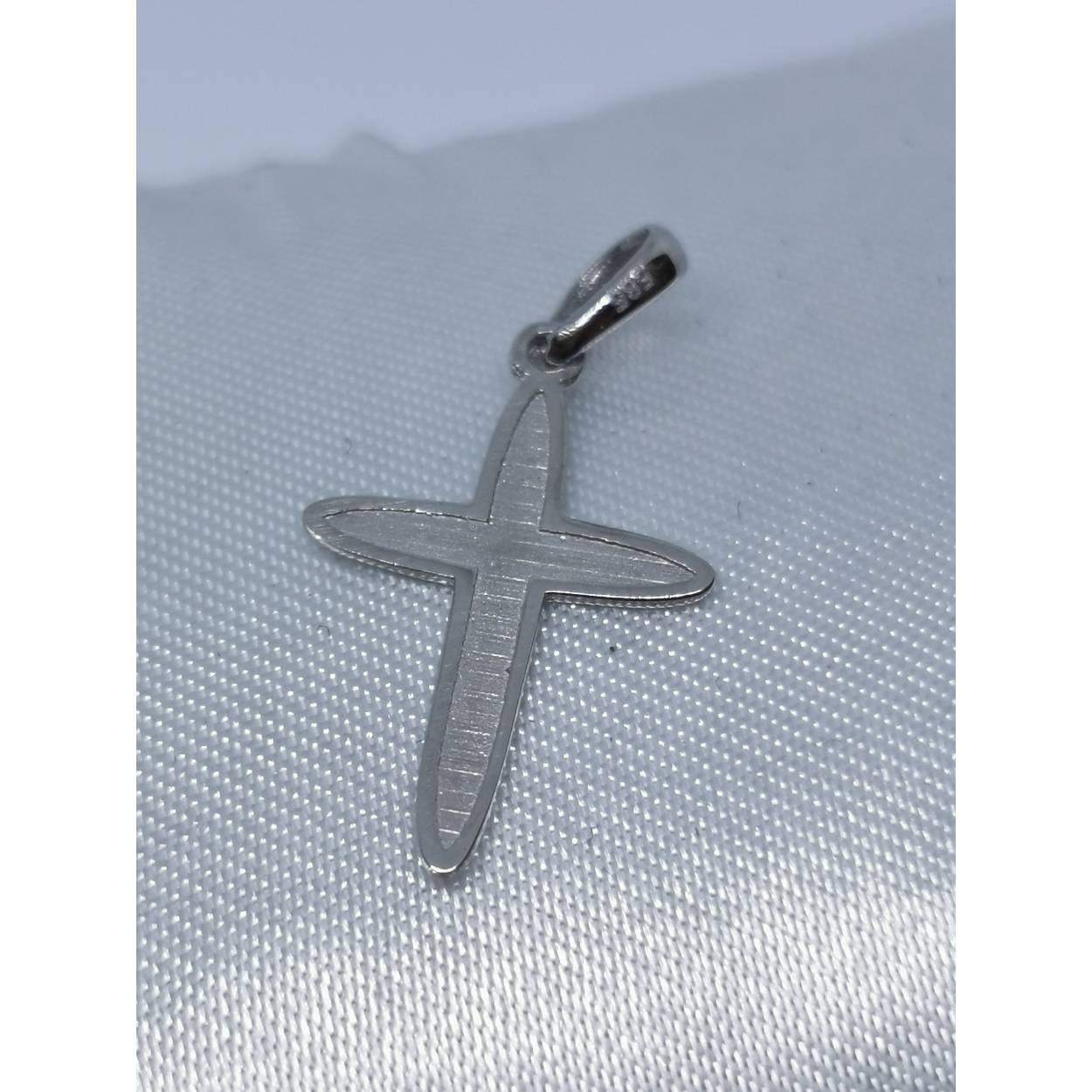 14 Karaat wit gouden hanger kruis mat/glans.
Leuk te combineren met een wit gouden collier uit onze assortiment!