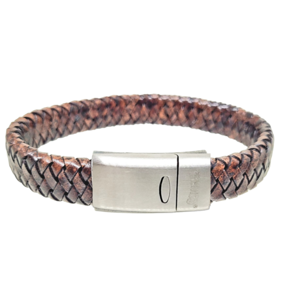 Cognac bruine lederen armband van het merk Thomms. De breedte van de armband is 1.3 cm.  De lengte van de armband is 21 cm, wat gelijk staat aan de omtrek van de armband wanneer deze gesloten is. De armband sluit met een magneetsluiting, wat het erg gebruiksvriendelijk maakt.