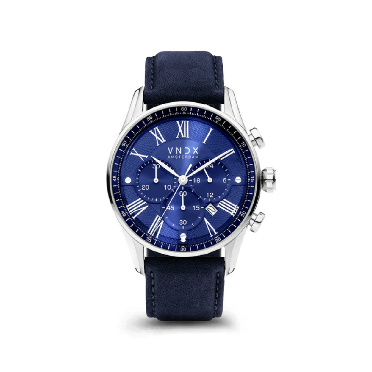 Heren horloge The Chief, een veelzijdig horloge met een 45 mm kastdiameter. Dit tijdloze horloge voor heren biedt handige functies, waaronder een datumaanduiding, stopwatch en 24-uurs klok, aangedreven door een krachtige chronograaf. De blauwe wijzerplaat ademt elegantie met zijn tijdloze Romeinse index. Uitgerust met een duurzame leren band en een gesp sluiting voor de ideale pasvorm. Dankzij de waterdichtheid van 10 ATM is dit horloge ideaal voor de waterliefhebbers. Kies voor The Chief en beheer je tijd met stijl en precisie.
