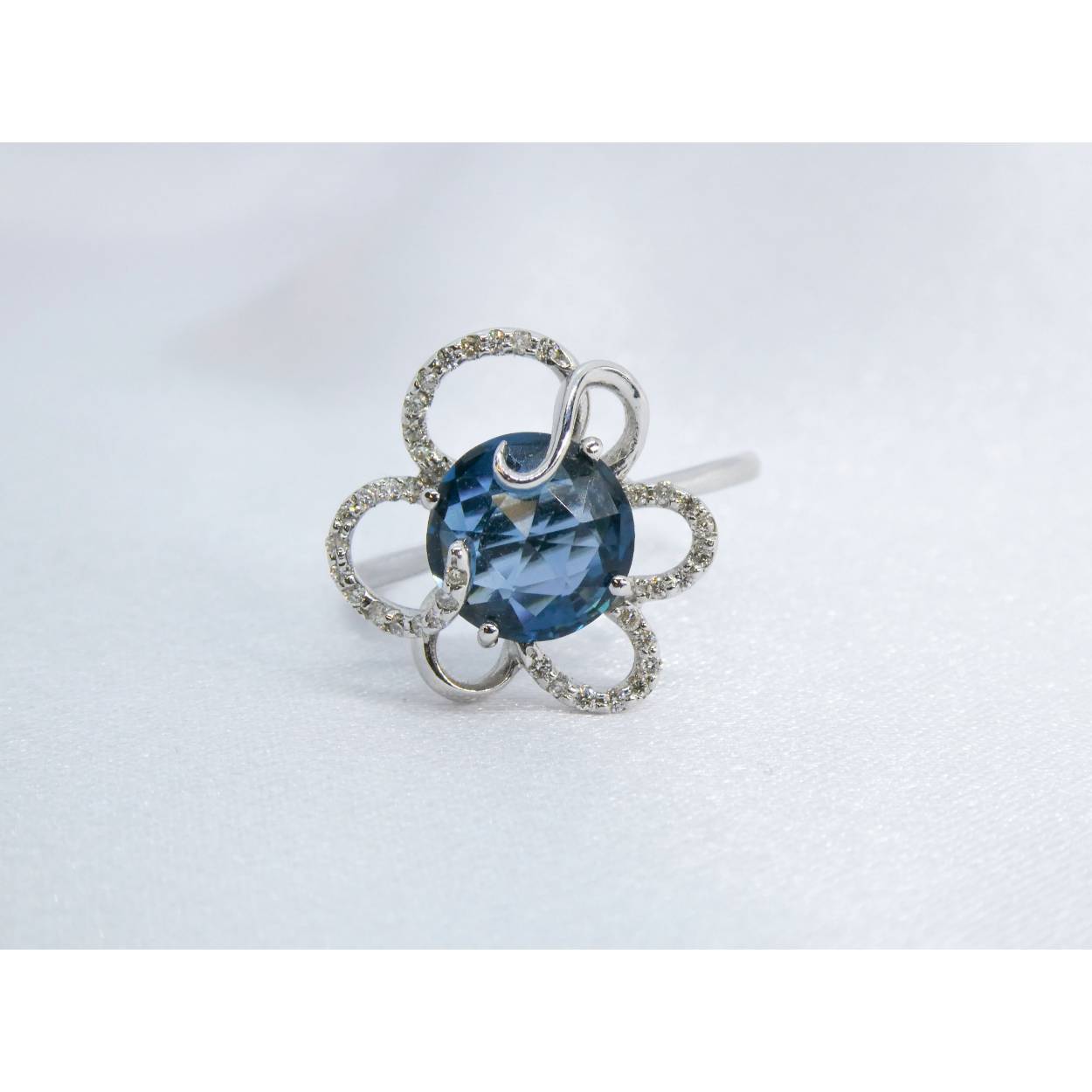 18 karaat wit gouden Design ring met Topaas en briljanten.
