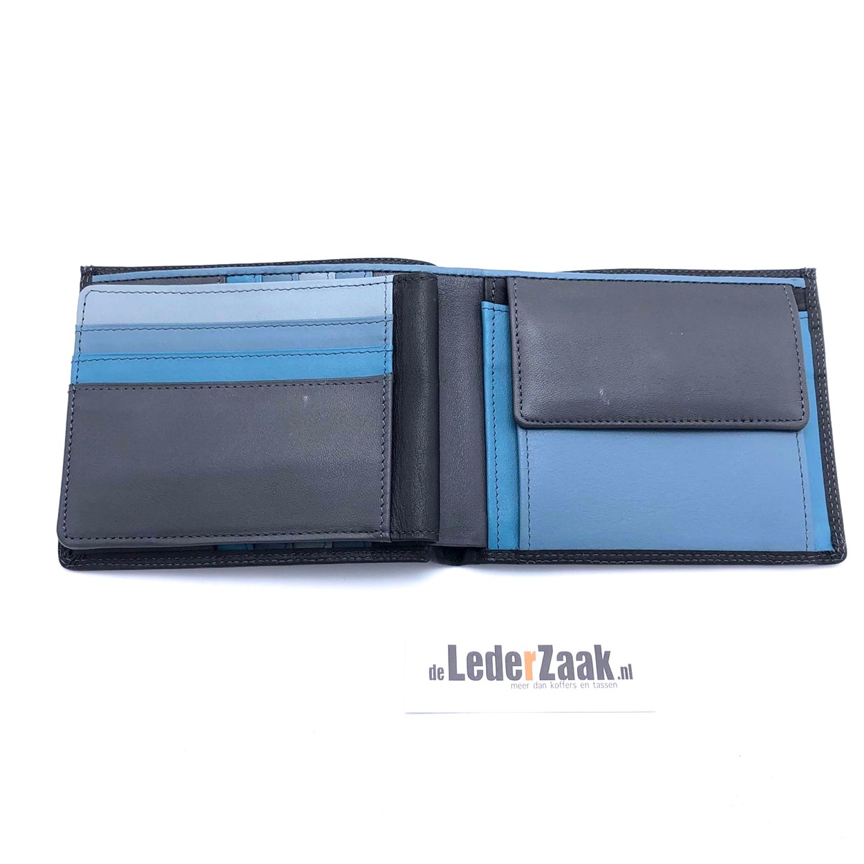 Omschrijving:
Onze grote herenportemonnee wordt geleverd met een muntzakje met klep en een vergrootglas ter grootte van een creditcard! Dit handige kleine gadget is ook een zaklamp, waardoor je zelfs in het donker gemakkelijk kleingeld kunt vinden. Met veel ruimte voor pasjes, notities en een speciale ID-sectie met een transparant venster op ware grootte.
Afmetingen:
Breedte: 12 cm
Breedte open: 24 cm
Hoogte: 10 cm