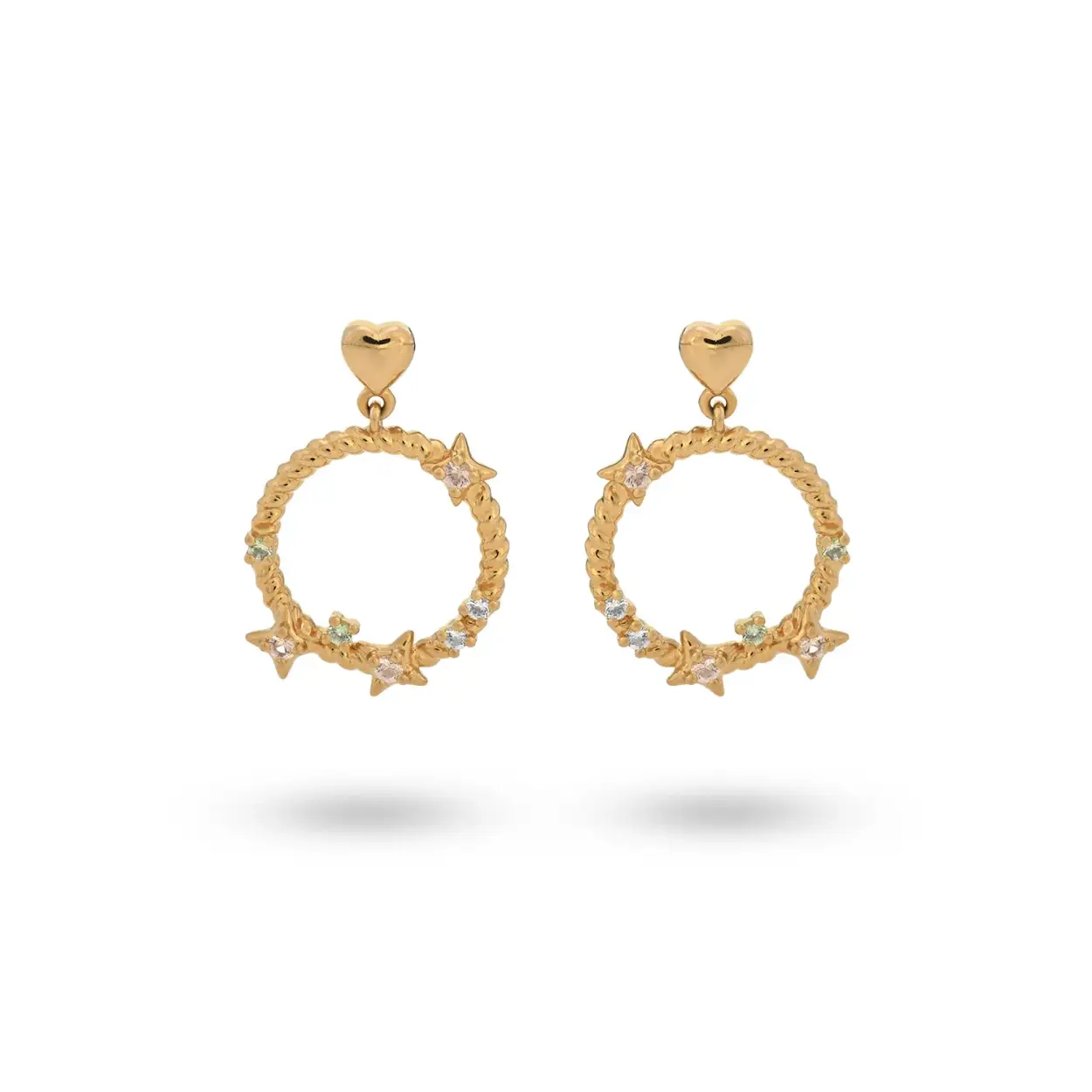 These heart-shaped earrings have a round open pendant, with a rope structure. The pendant is set with pastel colored stones, which immediately gives a summer feeling! All 24Kae jewelry is designed by Kae Sutherland with love and eye for detail. So don't forget to treat them with love too. Each ring is characterized by its authenticity through a 24Kae engraving.

Details
- Length earring: 23 mm
- Size hoop: 18 mm
- Size heart: 5 mm