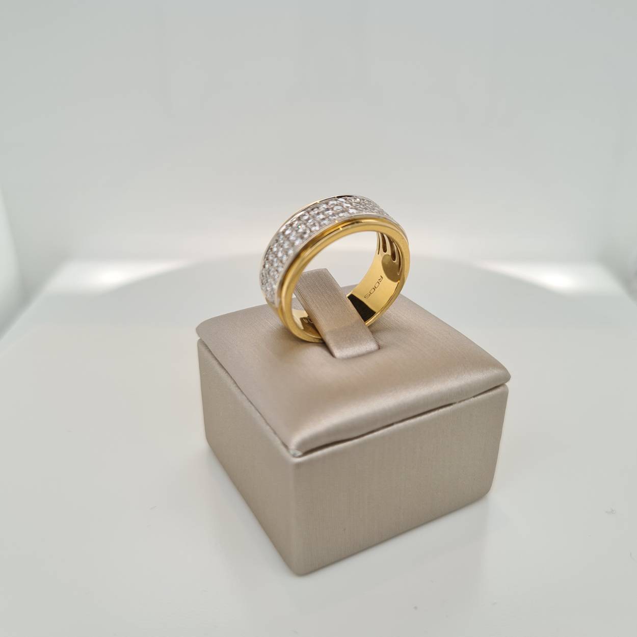 Prachtige 18krt gouden ring met diamant, 0,58crt G Vsi. De maat van de ring is 57 (18). Heeft u een andere maat, neem dan gerust contact met ons op.