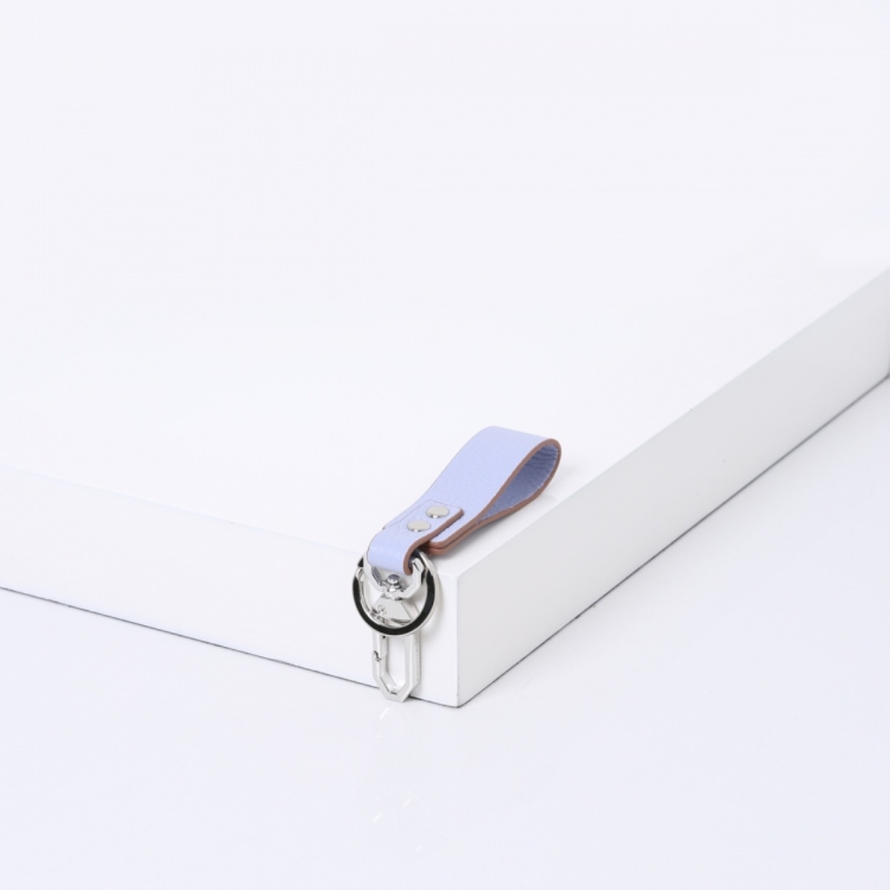 De SMAAK KEYCHAIN is verkrijgbaar in zacht soepel rundleer en stevig rundleer met een reliëfpatroon van olifantenhuid.
 
Uniek aan deze klassieke sleutelhanger is dat deze naast de ring een extra haakje bevat met een subtiel logo erin gegraveerd. Zo kun je de sleutelbos gemakkelijk vastklikken aan bijvoorbeeld je tas of riemlus.
 
Een must-have voor jezelf, maar ook leuk om cadeau te geven!