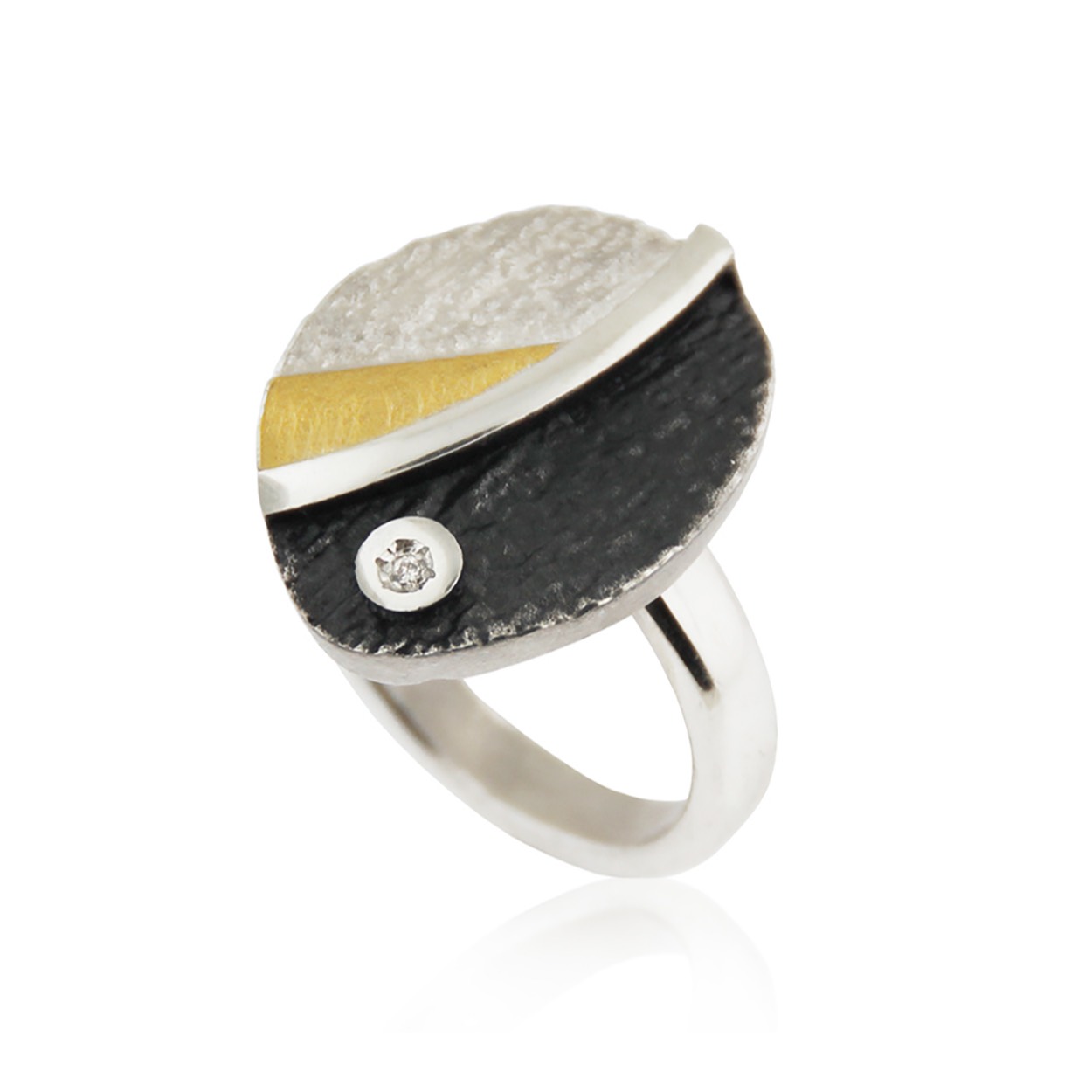 Ring van zilver, geoxideerd zilver, goud (18kt) en diamant