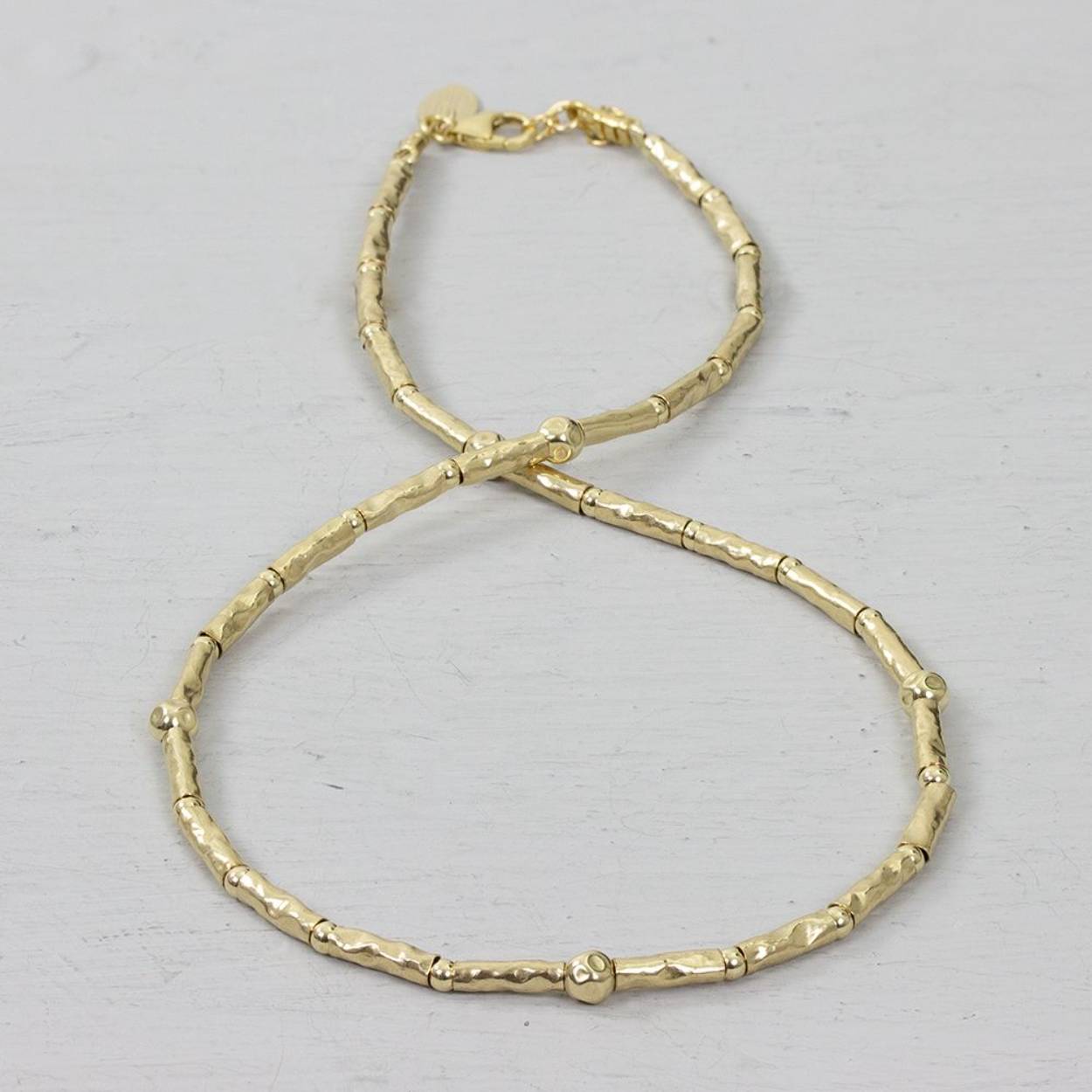 Collier met buisjes en balletjes gemaakt van Goldfilled. Combineer dit collier met de bijpassende armband en ga voor een complete look!