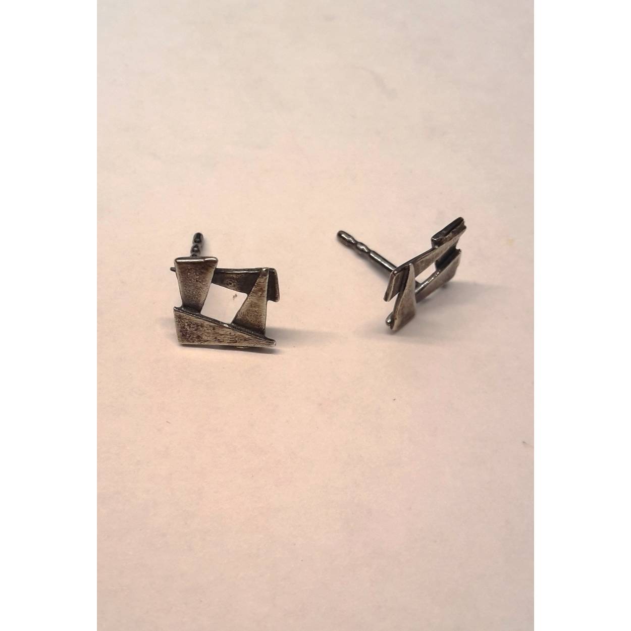 Buttner Schmuck handgemaakte sieraden vervaardigd in een klein atelier uit de Harz, zilver oorstekers
