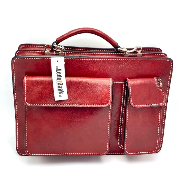 Kleine werk/handtas voorzien van handgreep. De tas heeft een afneembare lange draagriem en opgestikte voorvakken. De afmeting is  24 x 33 x 9. 	Wilt u een laptop meenemen dan mag deze niet groter zijn dan  <13.3 inch. De tas is gemaakt van 100% generfd leder en wordt gemaakt in Italië.