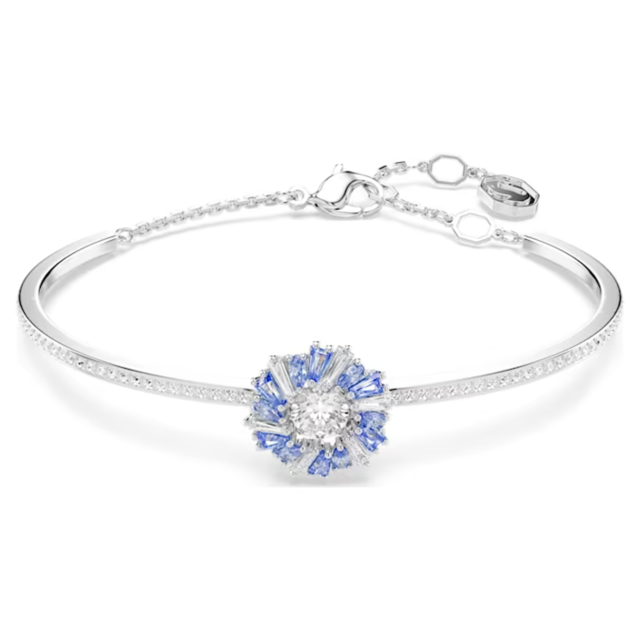 Deze stralende Idyllia-armband is de perfecte keuze voor een complex sieraad voor om uw pols. Het sieraad met een rhodium toplaag is voorzien van een stevige armband met karabijnsluiting en verfraaid met een felgekleurde bloem die nauwkeurig is vervaardigd van verfrissend blauwe en heldere Swarovski Zirkonia. Een lichtgevende dansende steen in het midden vangt het licht vanuit elke hoek. Combineer deze armband met bijpassende oorbellen om uw stijl direct een stuk eleganter te maken.

Artikelnr.: 5680014
Collectie:  Idyllia
Lengte: 17 cm
Binnenste diameters: 5.9 x 4 cm
Formaat motief: 1.4 x 1.4 cm
Afstand opening: 4.5 cm
Materiaal:  Kristallen, Rodium-verguld
Kleur:  Blauw
Type sluiting:  Karabijn