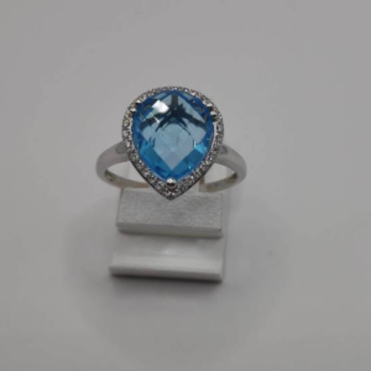 Wit gouden ring met diamanten en topaas