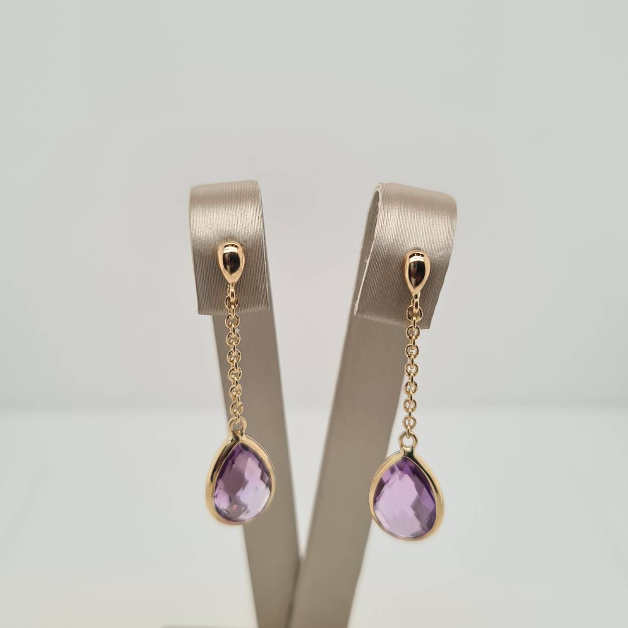 Prachtige 14 karaat gouden oorsieraden met amethist.  
