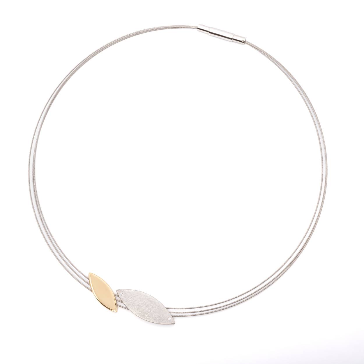 Yo-design is een strakke en elegante sieradenlijn in de combinatie edelstaal met zilveren accenten, die zich nog steeds onderscheidt van de rest van de markt.