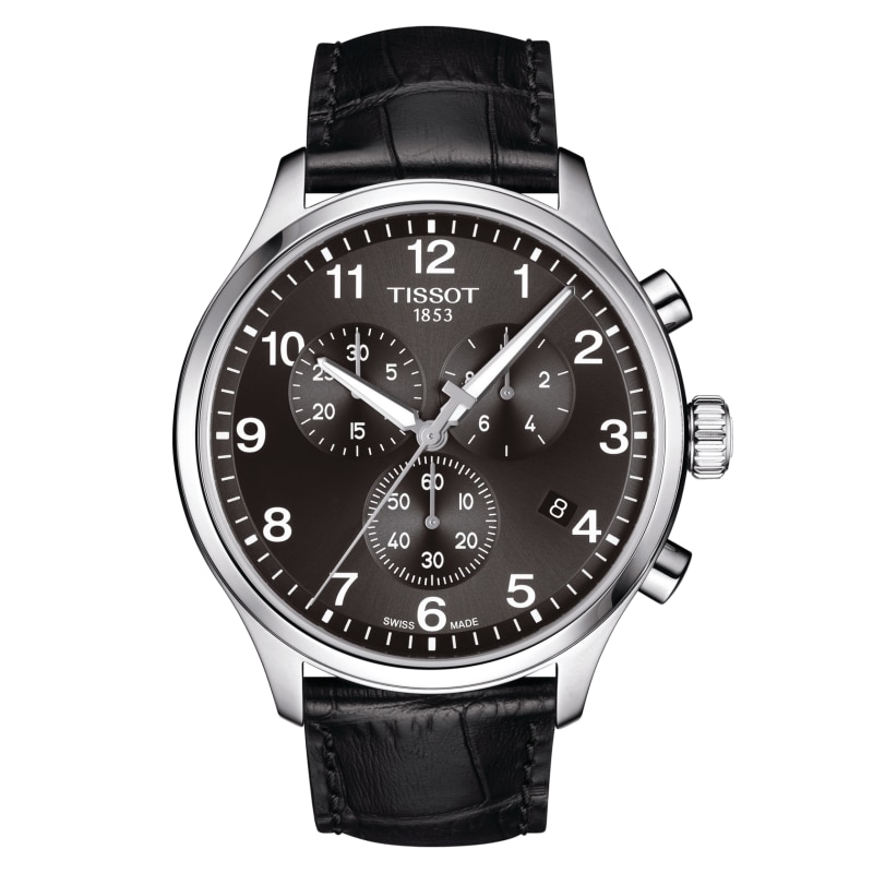 De Tissot Chrono XL Classic is een elegant en tegelijkertijd sportief horloge. De collectie biedt meerdere stijlen. Sommigen houden van de klassieke uitstraling van een traditionele leren band. Anderen geven misschien de voorkeur aan de matte roestvrijstalen armband voor een verfijnder gevoel. De wijzerplaten zijn zilverkleurig, blauw, bruin of zwart, afhankelijk van het model. Welke u ook kiest; de Tissot Chrono XL Classic zal zeker een statement maken!

Diameter:45 mm
316L roestvrijstalen behuizing
Zwitsers kwartsuurwerk
Krasbestendig saffierglas
Verwisselbare band met snelsluiting