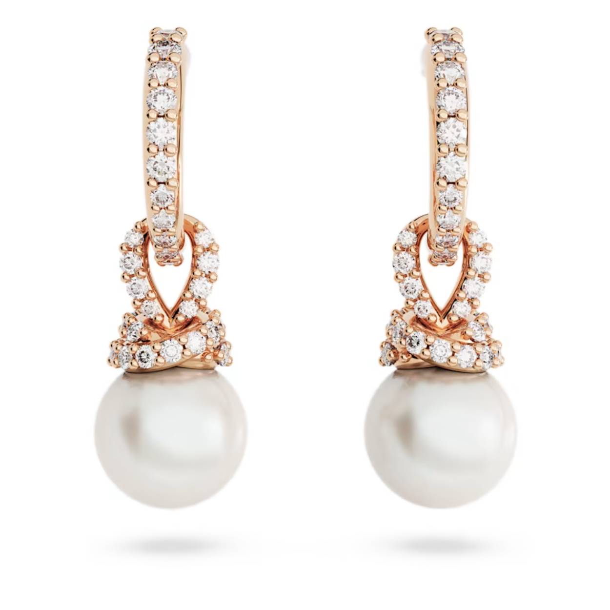 Klassieke pareloorbellen zijn in dit prachtige ontwerp uit de Originally-lijn in een nieuw jasje gestoken met de savoir-faire van Swarovski. Het resultaat zijn moderne oorbellen die bestaan uit ringen met een roségoudkleurige toplaag en gedraaide vormen van schitterend kristalpavé met een Swarovski Crystal Pearl. Kies dit paar als u op zoek bent naar klassieke glamour en een subtiele schittering.

Artikelnr.: 5669524
Collectie:  Originally
Kleur:  Wit
Formaat: 2.5 x 0.8 cm
Materiaal:  Crystal pearl, Roségoudkleurige toplaag, Zirkonia
Gewicht (individueel product):  2 g

Maak de look compleet
