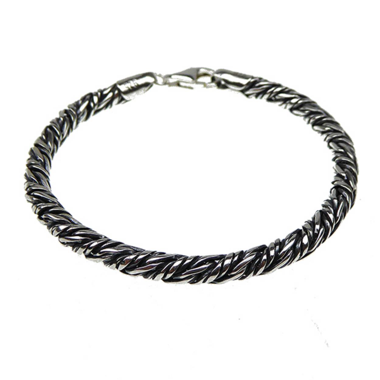 Onze Twisted Foxtail Chains, ook wel Twisted Foxtail genoemd, zijn gemaakt in de best mogelijke kwaliteit. Gemaakt in alle lengtes en met glanzend, -of met 18 karaat vergulding, en niet in de laatste plaats met het zeer populaire licht geoxideerde oppervlak. Let op een belangrijk detail bij het kiezen van fox-kettingen, die verkrijgbaar zijn in verschillende prijsklassen. Sommige zijn vierkant en met een relatief klein zilvergewicht - Al onze gedraaide vossenkettingen zijn volledig rond gerold en met een hoog zilvergewicht, waardoor ze sterk en soepel zijn en dus kunnen worden gebruikt voor dagelijks gebruik.

