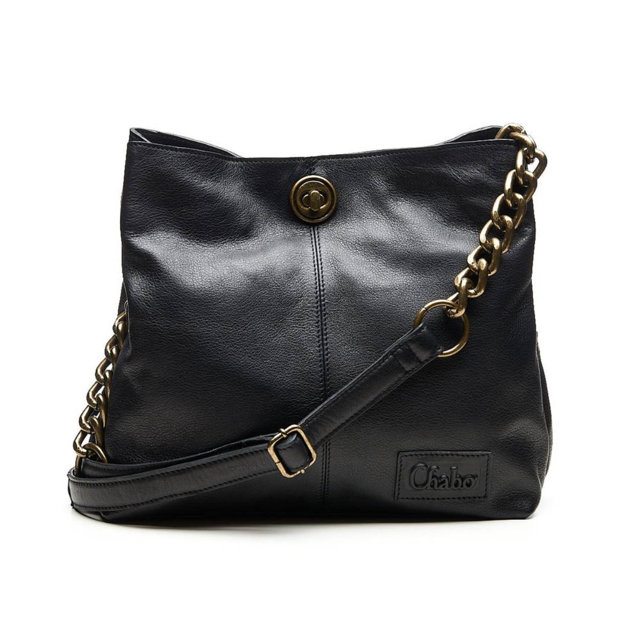 Stijlvolle, opvallende schoudertas met schouderband met antique brass schakels. Deze compacte schoudertas valt op door zijn verstelbare schouderband met antique brass schakels en heeft een opvallende draaisluiting. De tas bestaat uit 3 hoofdvakken waarvan de middelste afsluitbaar is d.m.v. een rits. Het achterste vak heeft nog een zijvak met rits en het voorste vak een insteekvak voor je telefoon. Deze Chain bag small is een kleinere kopie van de Chain bag Big, alleen een maatje kleiner en met èèn crossover band i.p.v. twee. De Chain Cross is onderdeel van onze “firm ox bags” serie, deze ox bags kenmerken zich door volnerf stevig en tegelijkertijd soepel leer. De Chabo ’s worden met zorg op een plantaardige manier gelooid en gekleurd, zonder het gebruik van schadelijke stoffen.