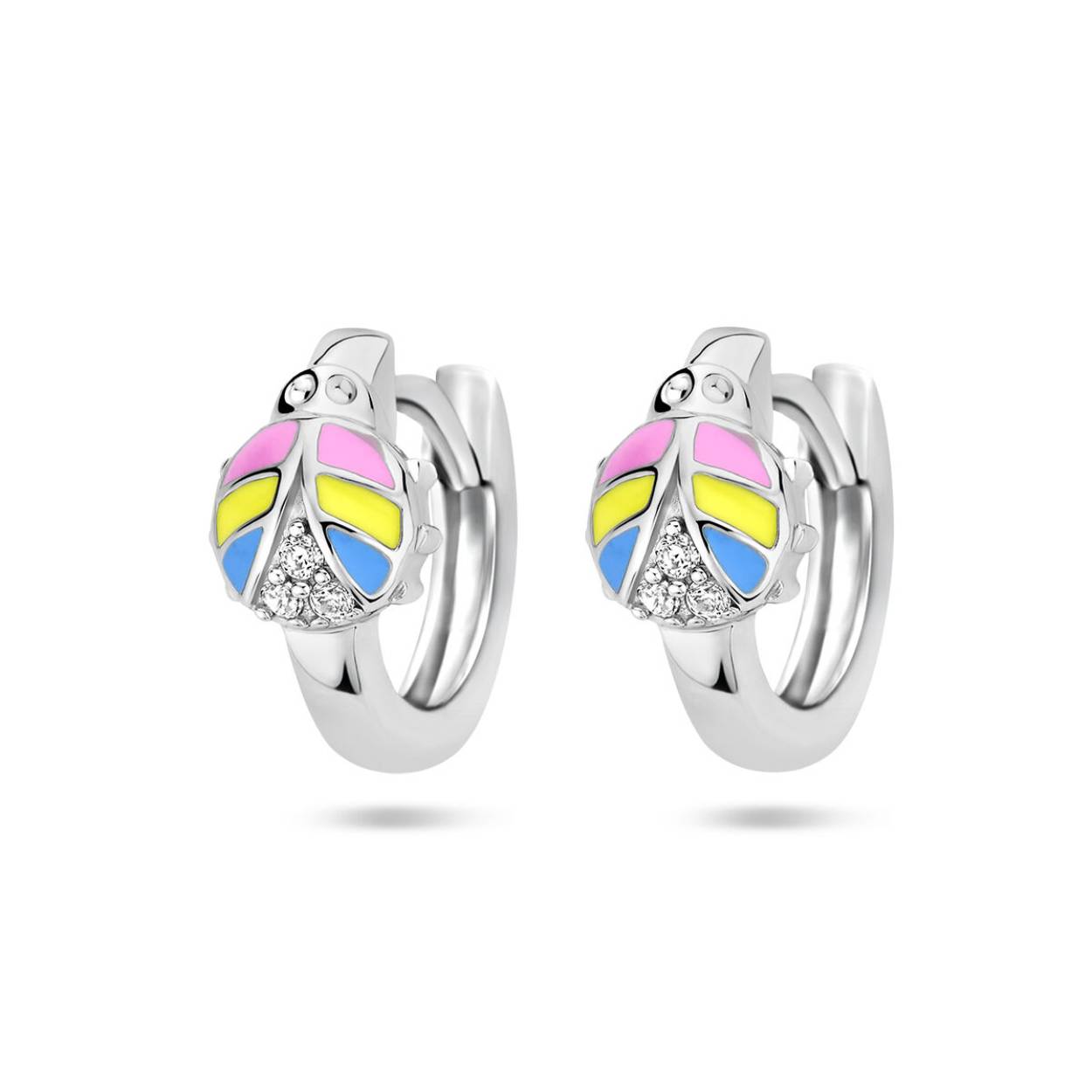 Gerhodineerd 925 zilveren oorringen uitgevoerd met een lieveheersbeestje en zirkonia. De oorringen hebben een diameter van 11mm.