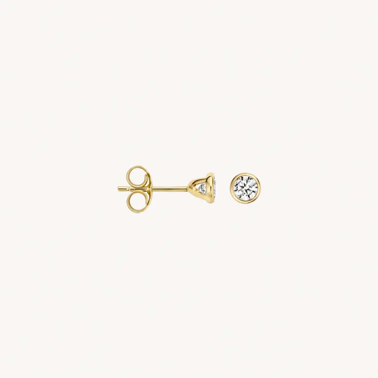 De witte zirkonia’s geven een mooie sprankeling aan deze klassieke 14k geelgouden oorknoppen. De doorsnede is 3,8 mm en de subtiele knopjes gaan heel goed samen met andere (oor)sieraden uit onze collectie.