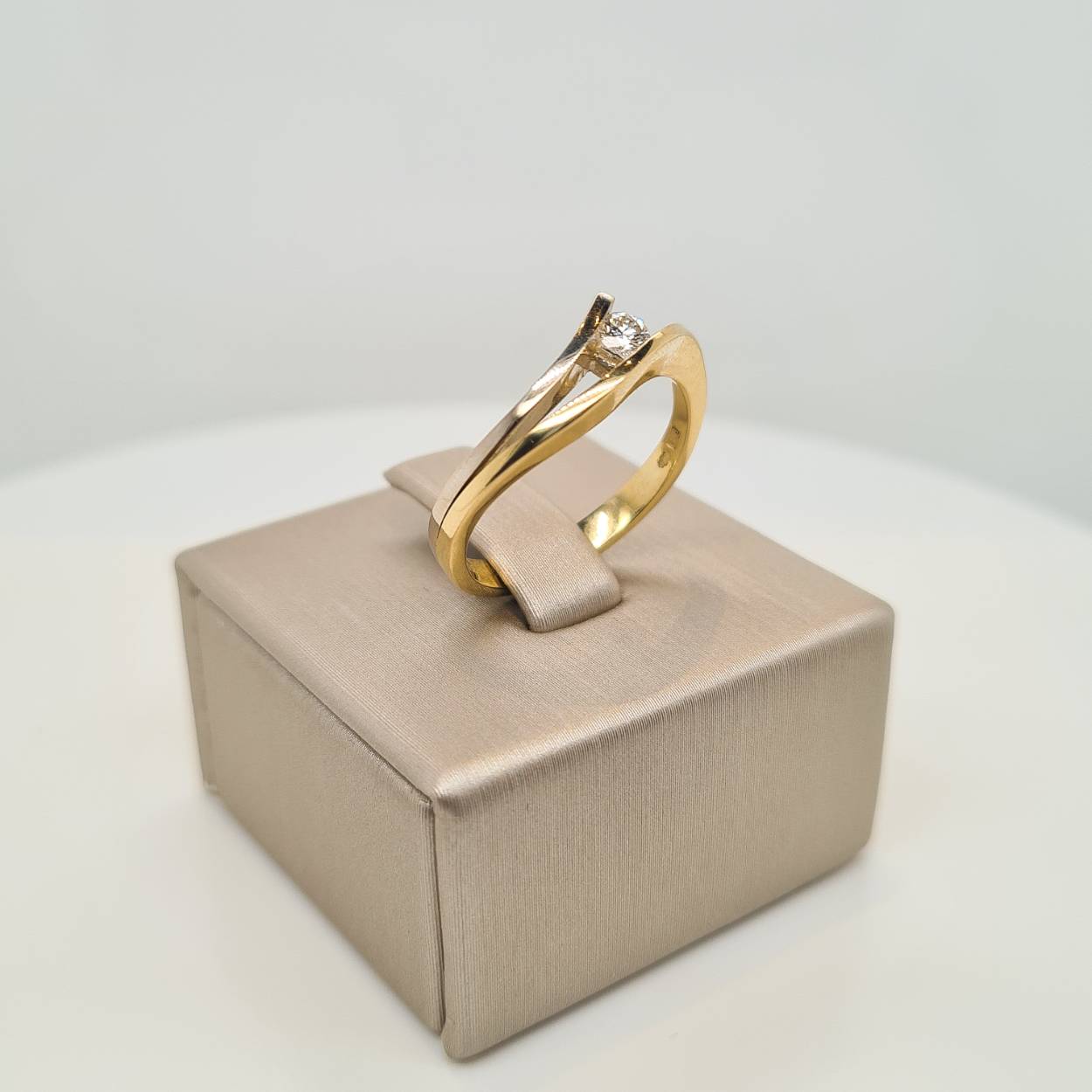 Prachtige 14krt gouden ring met diamant, 0,14crt E Si. 

De maat van de ring is 55 (17,5). Heeft u een andere ringmaat, neem dan gerust contact met ons op.