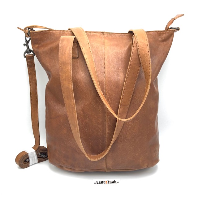 Deze prachtige BearDesign Juul shopper is gemaakt van hoogwaardig cognac kleurig leer en heeft het perfecte formaat voor A4 documenten. De tas heeft een stevige ritssluiting en diverse handige vakken aan de binnenkant. Draag deze shopper over je schouder of in je hand voor een stijlvolle en functionele look. Een must-have accessoire voor elke dag!

Binnen vak voorzien van een rits			
Afmeting 36 x 30 x 12cm