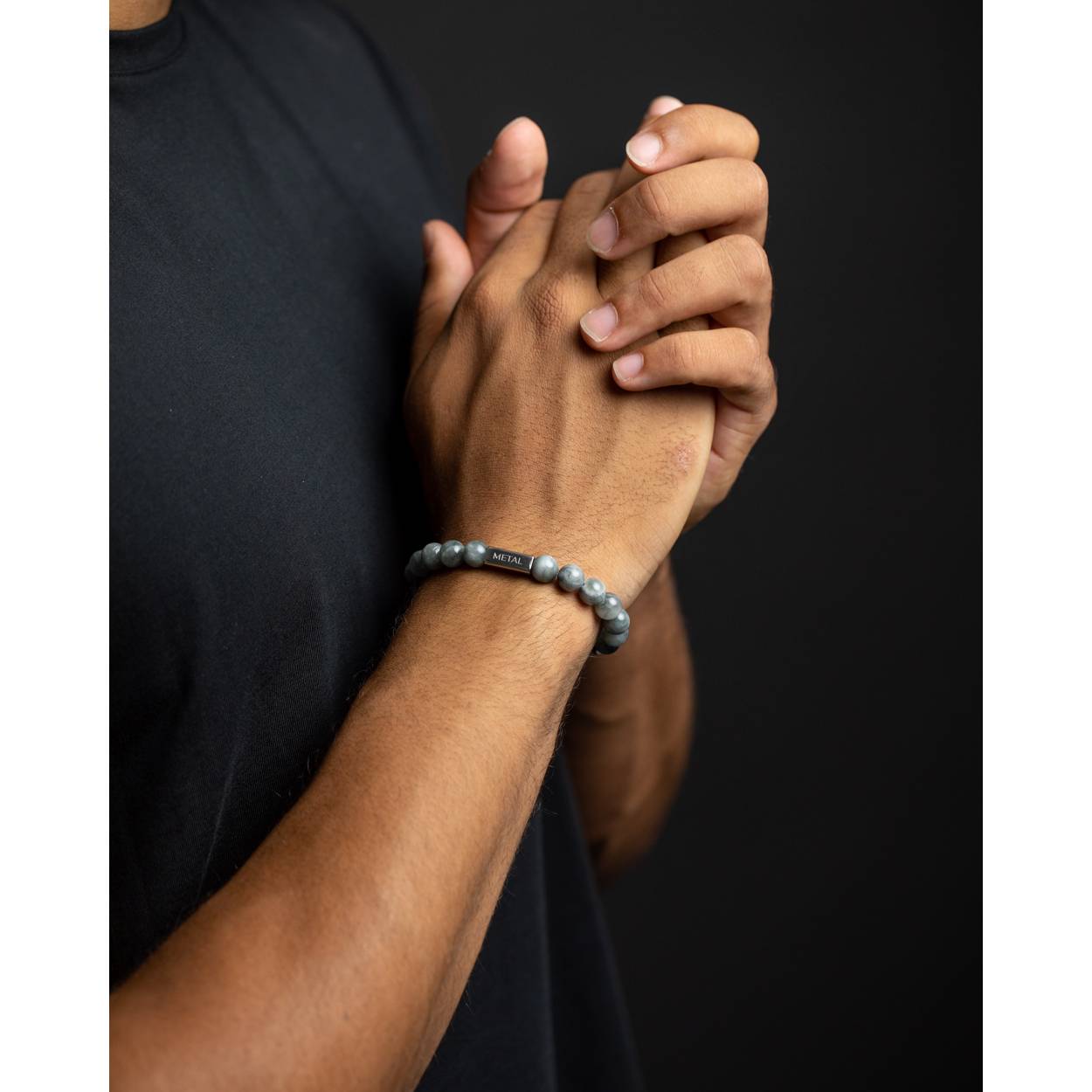 Deze armband is gemaakt met natuurlijke 8mm Havikgsoog stenen.

Haviksoog helpt je perspectief te krijgen op dingen, zoals een havik die hoog boven de aarde zweeft. Hij verruimt je blikveld, is goed om te zien, waardoor je meer inzicht krijgt in je eigen patronen, gedachten en verwachtingen.