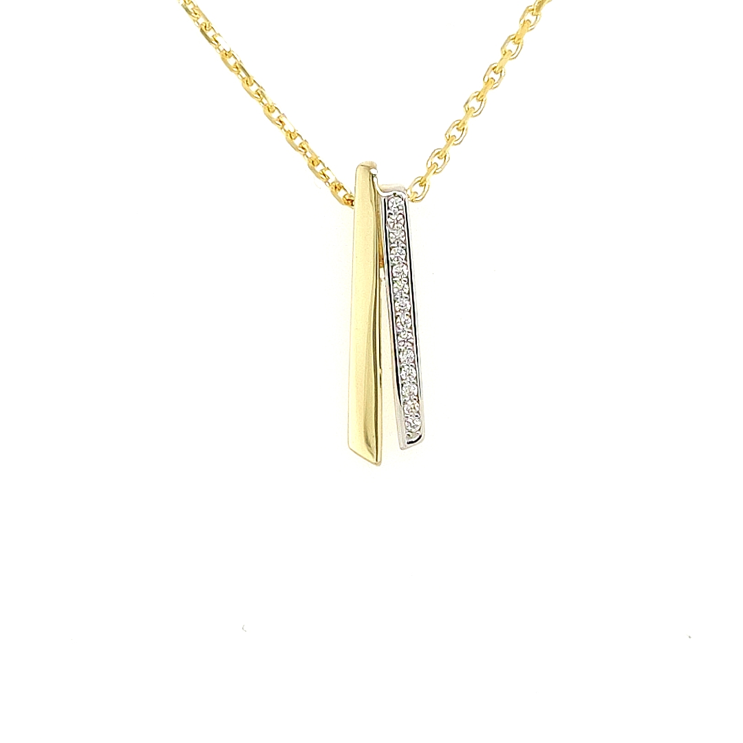 Deze bicolor gouden hanger heeft een elegante en strakke uitstraling. Het geel gouden gedeelte is glad gepolijst en in het witgouden gedeelte zijn briljant geslepen zirkonia stenen gezet.

Hanger GHAS060WRSM is een setje met ring GRS119WRSM en oorringen GOCS188WRSM.

Note: het kettinkje hoort niet bij de hanger, deze is enkel gebruikt voor de foto.