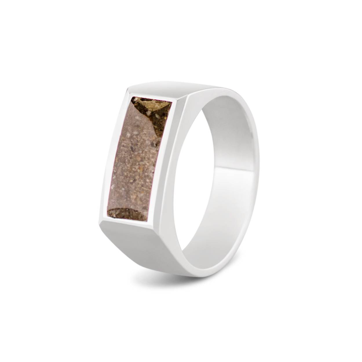 Zilveren ring. Dit sieraad wordt zichtbaar aan de voorkant gevuld met as en wordt vermengd met onze speciale hars. U kunt dit helaas niet zelf. Wij kunnen dit, desgewenst in uw bijzijn, voor u vullen. Ook hebben wij dan de mogelijkheid om samen met u de kleur te bepalen.