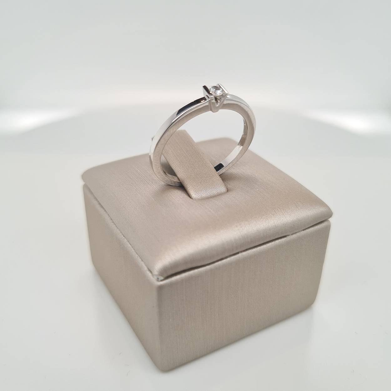 Prachtige 14krt witgouden solitaire ring met diamant, 0, 05crt H Si. De maat van de ring is 53 (17). Heeft u een andere maat, neem dan gerust contact met ons op.